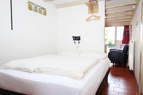 泰沃尔德尼乌格拉佩德尔假日公园的卧室配有白色的床和椅子