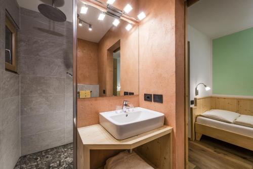 巴迪亚背包客酒店的一间带水槽和淋浴的浴室
