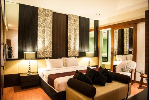 梭罗Hotel Diamond的酒店客房,配有床和沙发
