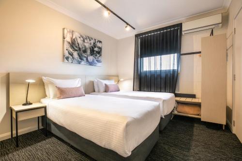 阿德莱德亨登酒店的酒店客房设有两张床和窗户。