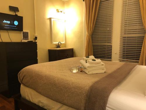 旧金山鲁兹酒店的酒店客房,配有带毛巾的床