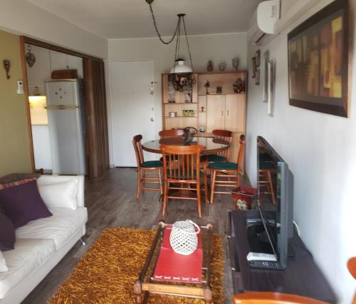 蒙得维的亚Achiras 1432的客厅配有沙发和桌椅