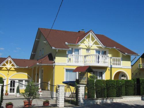沃尼奥尔茨沃什海吉Villa Jäger的前面有栅栏的黄色房子