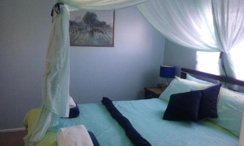 楠巴卡黑兹oceanview 6 with rooftop terrace & spa的一间卧室配有一张带天蓬的床