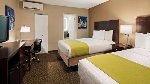 利堡李堡贝斯特韦斯特酒店的酒店客房设有两张床和一台平面电视。