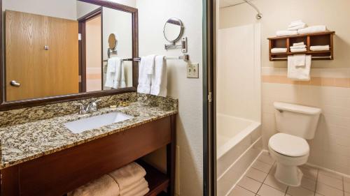 悉尼贝斯特韦斯特悉尼旅舍酒店的一间带水槽、卫生间和镜子的浴室