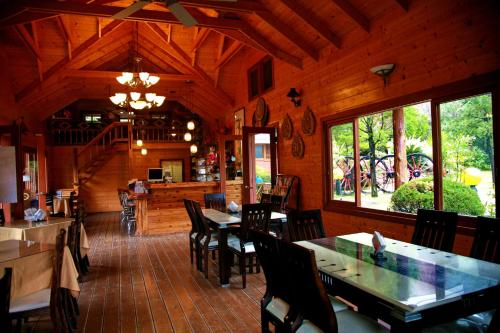 南庄乡容园谷景观渡假山莊的餐厅内带桌椅的用餐室