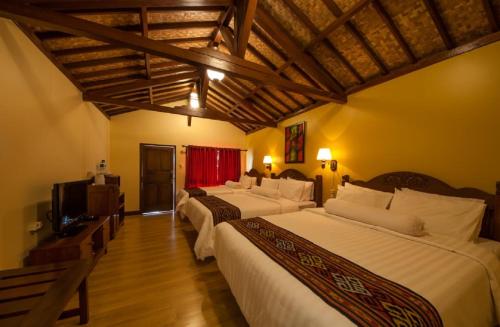 希维德普里萨坎缇自然家庭度假酒店的酒店客房设有三张床和电视。