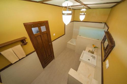 希维德普里萨坎缇自然家庭度假酒店的一间带卫生间和水槽的小浴室