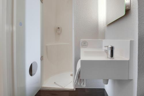 香槟沙隆B&B HOTEL Châlons-en-Champagne的白色的浴室设有水槽和淋浴。