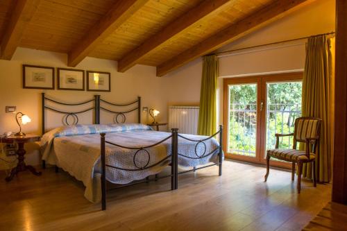 佩鲁贾春天住宿加早餐酒店的一间卧室设有一张床和一个大窗户