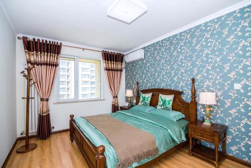 洛阳河南省洛阳市·河南科技大学·路客精品公寓·00150340的一间卧室配有蓝色和白色壁纸的床