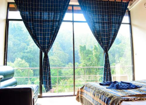 康提康迪景观酒店的一间卧室设有一张床和一个大窗户