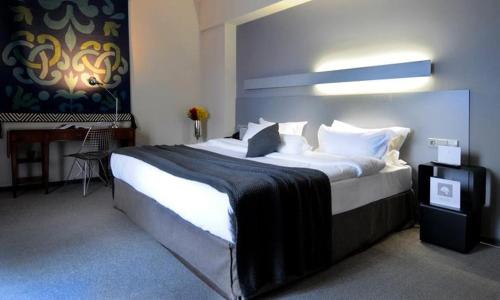 西格纳吉卡巴都尼精品酒店的一间卧室设有一张大床和一个壁炉