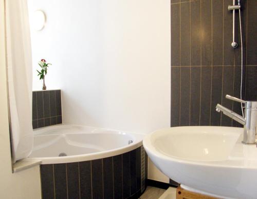 柏林Elegante Altbauwohnung (CB1)的带浴缸和盥洗盆的浴室