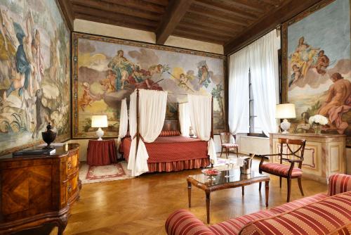 佛罗伦萨Palazzo Niccolini al Duomo Residenza D'Epoca的客厅的墙上挂着一幅大画