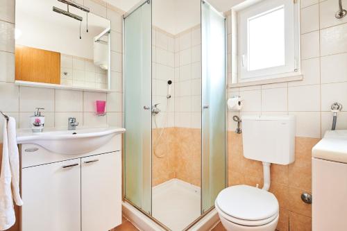 乌马格尼娜公寓的浴室配有卫生间水槽和淋浴。