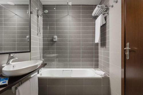 托雷洪-德阿尔多斯托雷洪埃塞特酒店的浴室配有白色浴缸和水槽