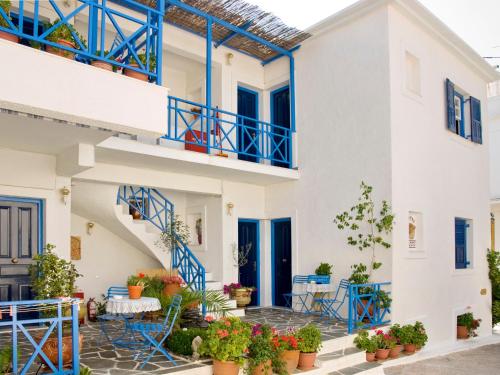 爱琴娜岛Electra的拥有蓝色阳台和庭院的房子
