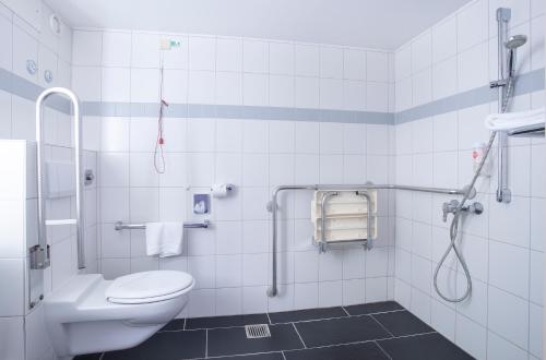 贝格施特拉瑟黑彭海姆ACHAT Hotel Heppenheim的白色的浴室设有卫生间和淋浴。
