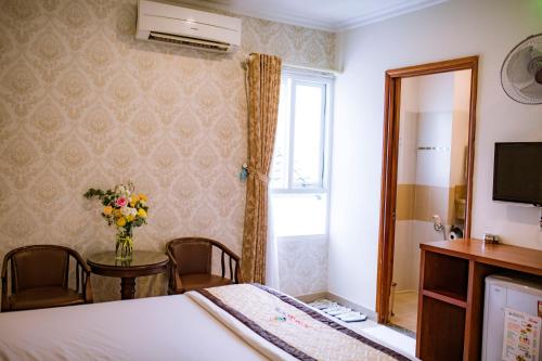 Cao Lãnh胡恩杜克酒店的酒店客房设有床、桌子和窗户。