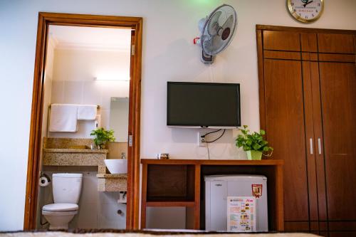 Cao Lãnh胡恩杜克酒店的一间带卫生间的浴室和墙上的电视