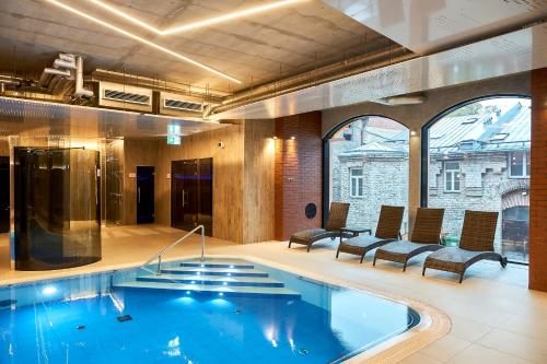 塔林Metropol Spa Hotel的一座带椅子的大型游泳池