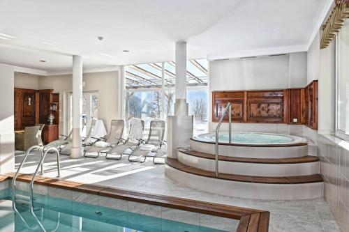 崔聂斯哈森维特酒店的客房设有游泳池、椅子和桌子。