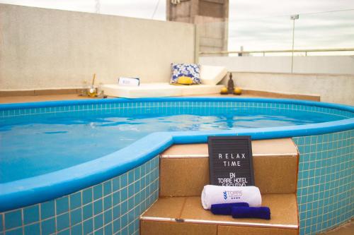圣克鲁斯伊泽库瓦托雷酒店的游泳池内备有2盒毛巾