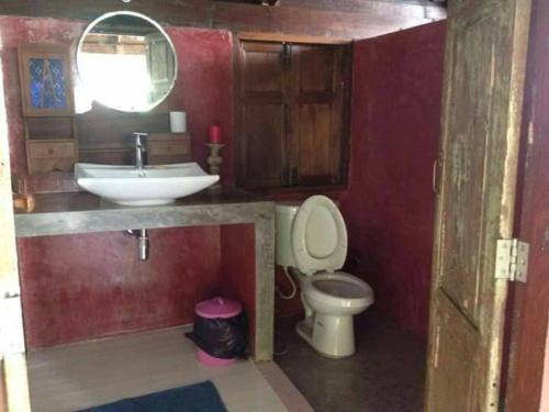 考科Khaokor Remind by Palek的一间带水槽、卫生间和镜子的浴室