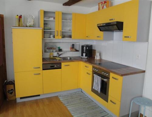 阿尔特施泰滕Altstadtappartment的黄色的厨房设有水槽和炉灶