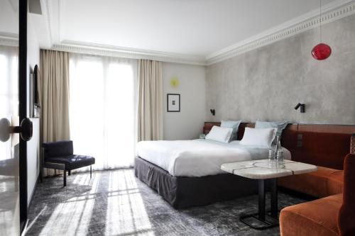 巴黎勒斯班斯巴黎酒店的酒店客房,配有床和沙发