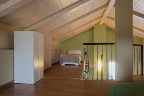 卡萨莱蒙费拉托环保公寓酒店的一间设有床铺的房间和通往卧室的门