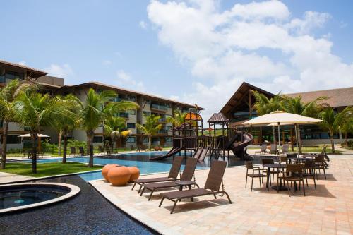 嘎林海斯港Samoa Beach Resort的一个带游乐场和桌椅的度假村