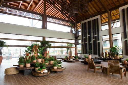 嘎林海斯港Samoa Beach Resort的大厅里,在一座建筑里种植了许多植物