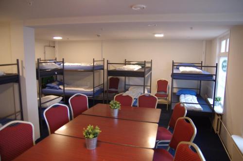 皮尔默伦德Hostel 45的客房设有桌椅和双层床。