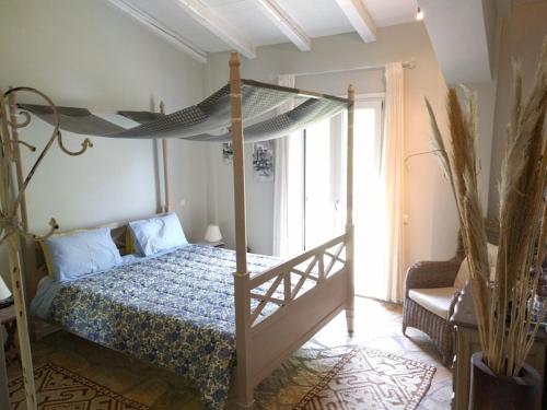 里科索翁Volidiera Guesthouse的一间卧室设有天蓬床和窗户。