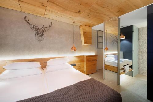 Resnik罗格拉酒店的卧室配有一张带鹿头的墙壁床。