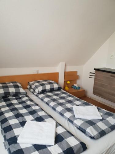 登博斯登博斯住宿加早餐酒店的两张睡床彼此相邻,位于一个房间里