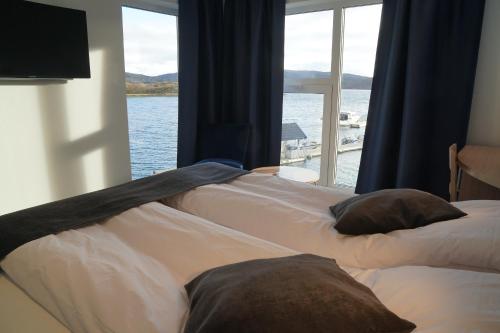 Senja Fjordhotell and Apartments客房内的一张或多张床位