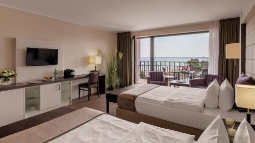 沙博伊茨海湾酒店的酒店客房设有两张床和一个阳台。