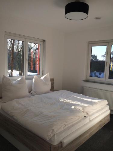 路德斯塔德·威特比58 Puschkinstraße的带2扇窗户的客房内的一张白色床