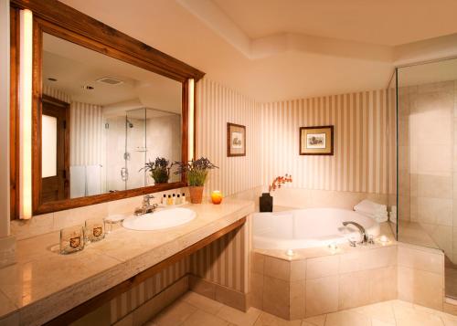 范尔奥地利豪斯酒店的带浴缸、水槽和镜子的浴室