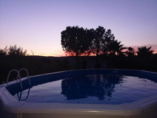Cuesta de la PalmaCasita Movil Rural的一座享有日落美景的游泳池