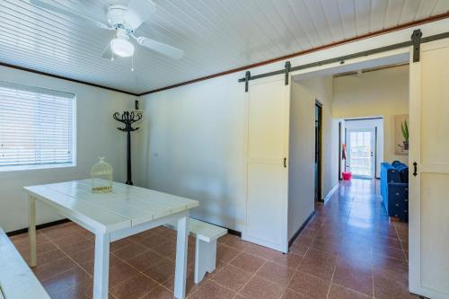 SavanetaOld Aloe House的一间设有白色桌子和走廊的用餐室