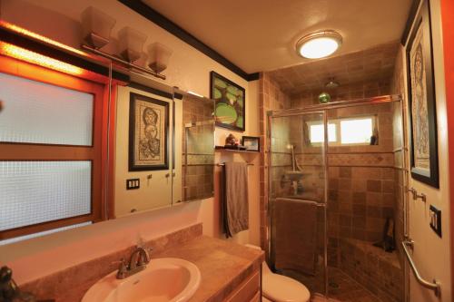 奥欣赛德Kaza Kokos的一间带水槽和淋浴的浴室