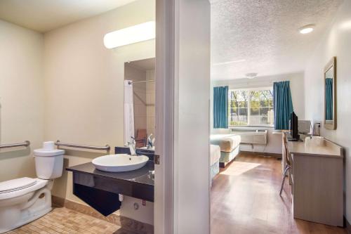 达尔斯达尔斯6汽车旅馆的一间带卫生间和水槽的浴室