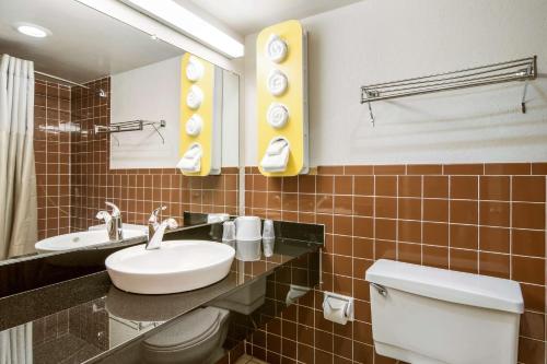 新斯坦顿新斯坦顿6号汽车旅馆的一间带水槽、卫生间和镜子的浴室