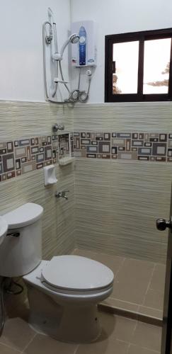 公主港KDC Homes (Gold)的一间带卫生间和窗户的浴室