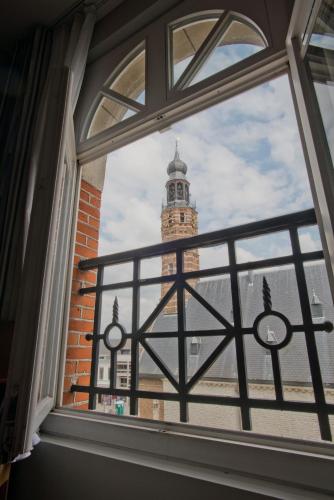 赫伦塔尔斯Hotel De Zalm的享有灯塔景致的窗户